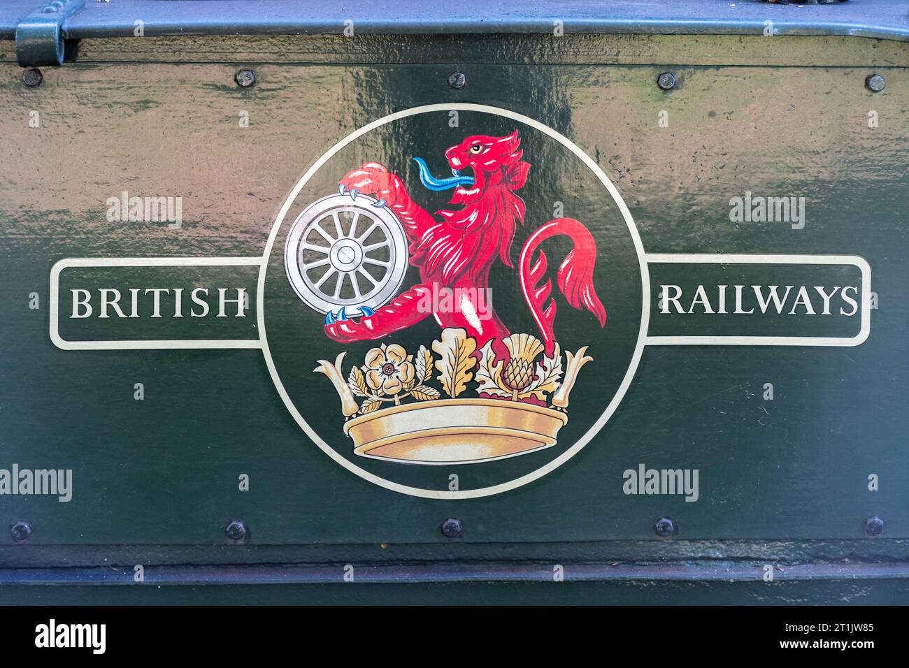 Logo della British Railways su un vecchio treno locomotiva a vapore, Inghilterra, Regno Unito. Primo logo aziendale per BR disegnato da Cecil Thomas con leone, corona e corona Foto Stock