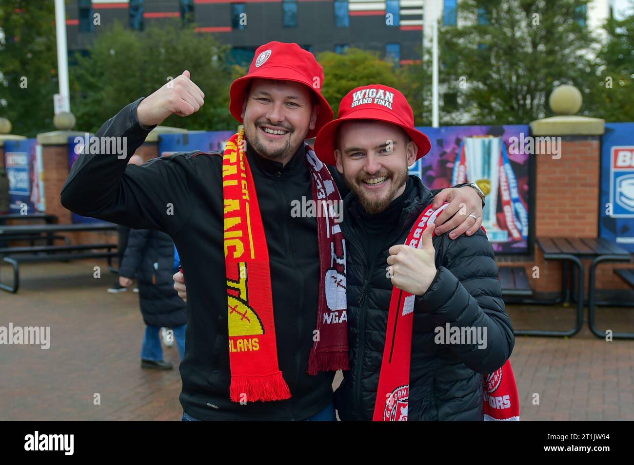 Tifosi del Rugby League fuori dallo stadio in vista della finale della Betfred Super League Wigan Warriors vs Catalans Dragons a Old Trafford, Manchester, Regno Unito, 14 ottobre 2023 (foto di Craig Cresswell/News Images) in, il 14/10/2023. (Foto di Craig Cresswell/News Images/Sipa USA) credito: SIPA USA/Alamy Live News Foto Stock