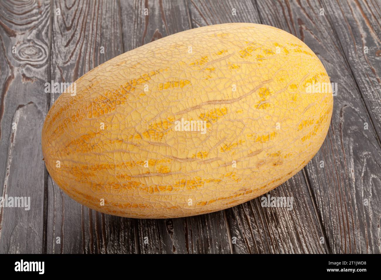 melone singolo su fondo di legno Foto Stock