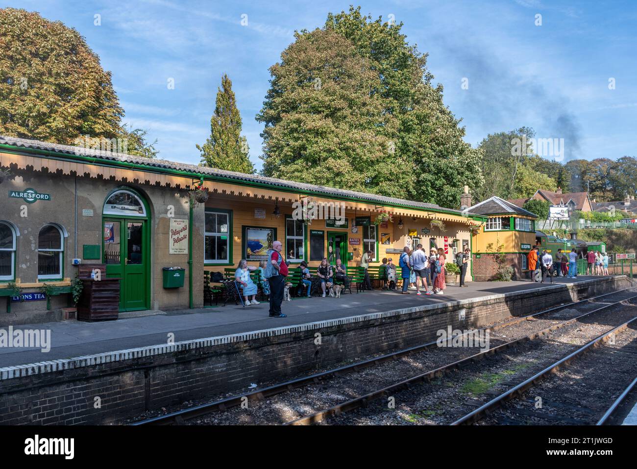 Alresford Station durante il Watercress Line Autumn Steam Gala ottobre 2023, Hampshire, Inghilterra, Regno Unito Foto Stock