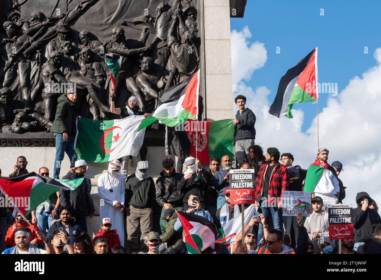 Westminster, Londra, Regno Unito. 14 ottobre 2023. Una protesta è in corso contro l'escalation dell'azione militare nella Striscia di Gaza mentre il conflitto tra Israele e Hamas continua. Organizzati da gruppi tra cui Palestine Solidarity Campaign e Stop the War Coalition, dal titolo «National Demonstration: March for Palestine» e con inviti a «porre fine alla violenza» e «porre fine all’apartheid», i manifestanti si sono riuniti al di fuori della BBC a Portland Place prima di dirigersi a Whitehall e Trafalgar Square Foto Stock