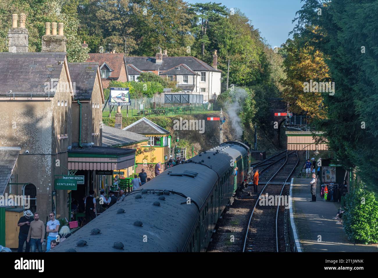 Alresford Station durante il Watercress Line Autumn Steam Gala ottobre 2023, Hampshire, Inghilterra, Regno Unito Foto Stock