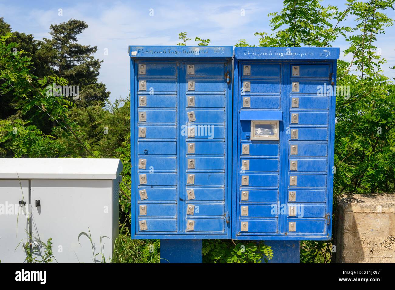 Kos, Grecia - 9 maggio 2023: Cassette postali blu nel villaggio di Zia sull'isola di Kos in Grecia Foto Stock
