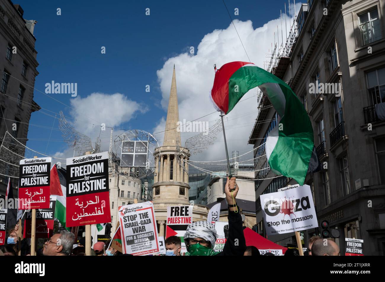 Il 14 ottobre 2023 migliaia di persone hanno marciato attraverso il centro di Londra per chiedere la fine dei bombardamenti a Gaza. Foto Stock