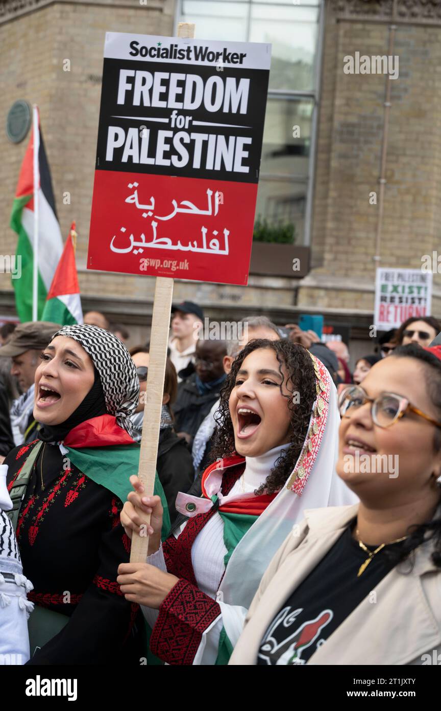Il 14 ottobre 2023 migliaia di persone hanno marciato attraverso il centro di Londra per chiedere la fine dei bombardamenti a Gaza. Foto Stock