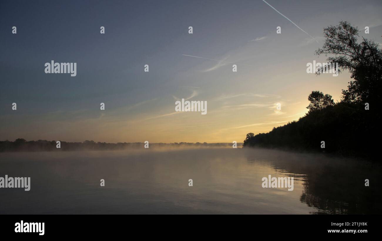 Nebbia mattutina sul Danubio Foto Stock