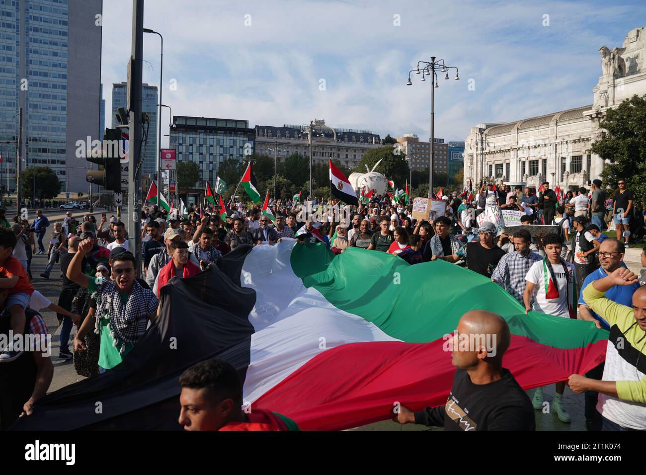 Milano, Milano, Italia. 14 ottobre 2023. Italia, Milano, 14 ottobre, Palestinia prostest contro l'oprazione militare israeliana nella Striscia di Gaza manifestanti palestinesi sfilano per le strade di Milano (Credit Image: © Matteo Biatta/ZUMA Press Wire) SOLO USO EDITORIALE! Non per USO commerciale! Foto Stock