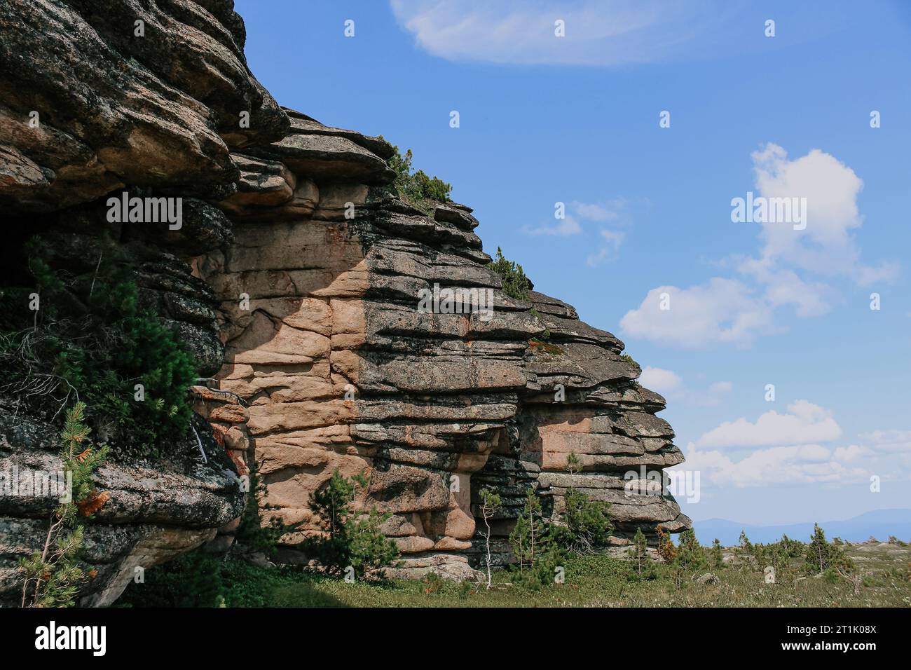 Formazione di montagna ignea a bassa sienite. strati di magma raffreddati. Area di allenamento Natural Climbing nella foresta. Attrazione turistica Foto Stock