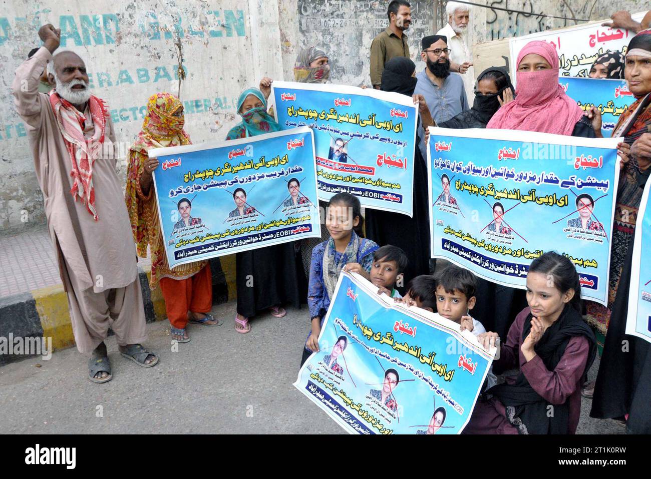 I membri del Employees Old-Age Pension Claim Action Committee stanno organizzando una manifestazione di protesta contro i dipendenti Old-Age Benefits Institution (EOBI), al club stampa di Hyderabad sabato 14 ottobre 2023. Foto Stock