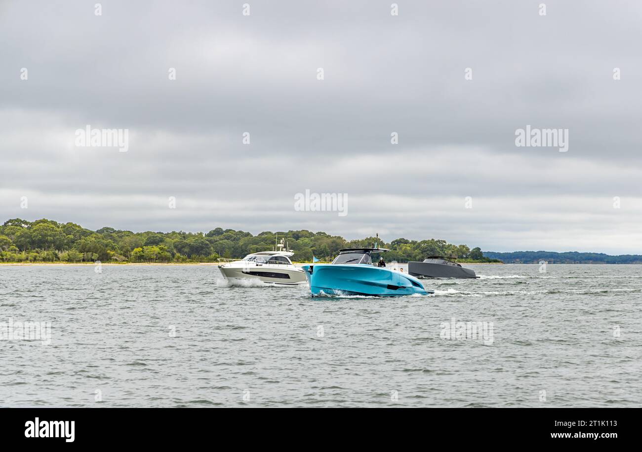 Gruppo di tre yacht di lusso che viaggiano insieme Foto Stock