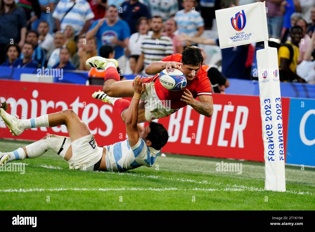 Il Galles Louis Rees-Zammit (a destra) raggiunge la linea di tocco, ma viene fermato dal segnare una meta dall'argentino Matias Moroni durante la partita dei quarti di finale della Coppa del mondo di rugby 2023 allo Stade de Marseille, in Francia. Data immagine: Sabato 14 ottobre 2023. Foto Stock