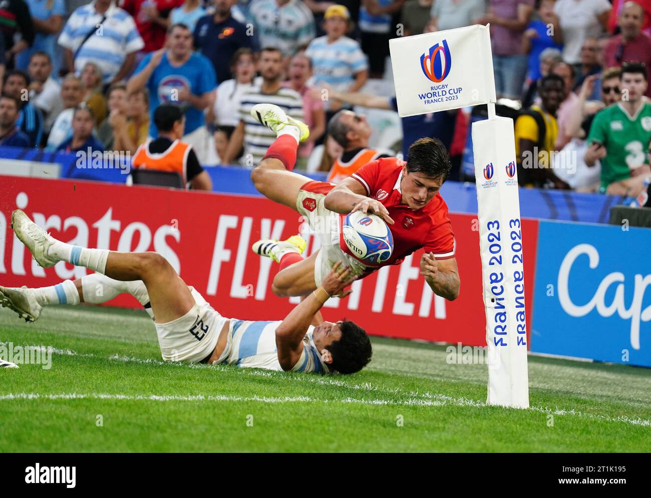 Il Galles Louis Rees-Zammit (a destra) raggiunge la linea di tocco, ma viene fermato dal segnare una meta dall'argentino Matias Moroni durante la partita dei quarti di finale della Coppa del mondo di rugby 2023 allo Stade de Marseille, in Francia. Data immagine: Sabato 14 ottobre 2023. Foto Stock