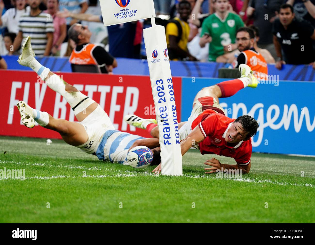 Il Galles Louis Rees-Zammit (a destra) raggiunge la linea di tocco, ma viene fermato dal segnare una meta dall'argentino Matias Moroni durante la partita dei quarti di finale della Coppa del mondo di rugby 2023 allo Stade de Marseille, in Francia. Data immagine: Sabato 14 ottobre 2023. Foto Stock