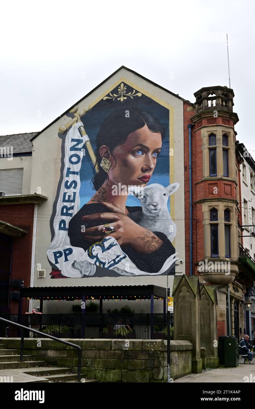 Intorno al Regno Unito - opere d'arte "Mother" sul lato dell'edificio classificato di livello 2 a Preston Foto Stock
