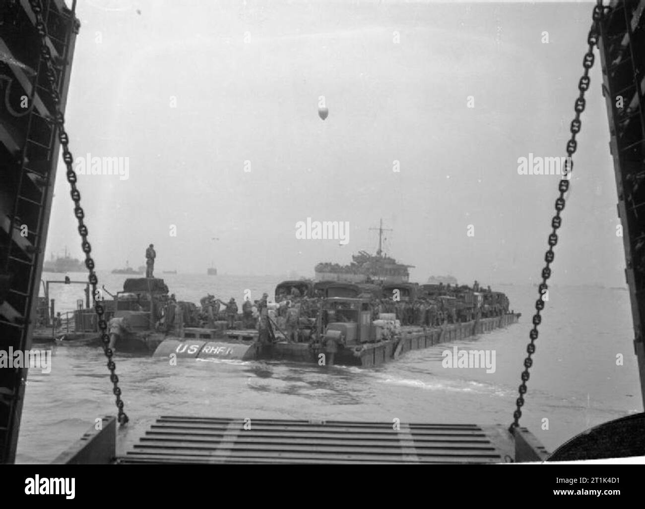 La Royal Navy durante la Seconda Guerra Mondiale - Operation Overlord (lo sbarco in Normandia), Giugno 1944 truppe alleate continuano a dirigersi verso la Normandia beachhead. Qui è stato caricato un traghetto di Rhino come visto dalla prua della landing craft tra St Laurent e Vierville. Foto Stock