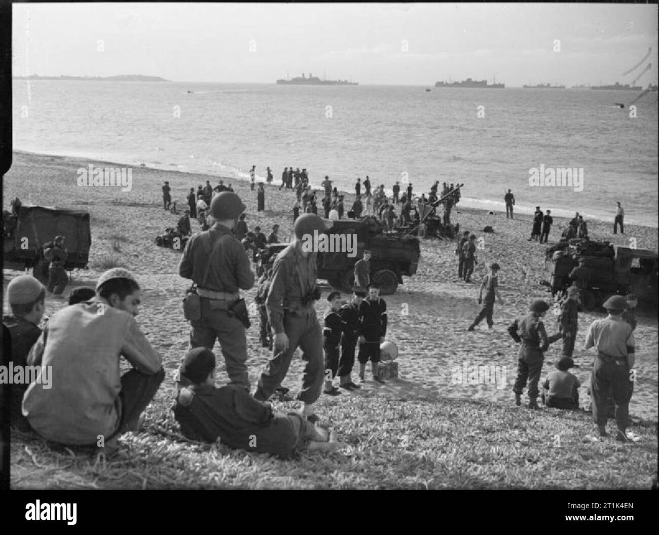 La Royal Navy durante la Seconda Guerra Mondiale - Operazione Torch, Africa del Nord, novembre 1942 British marinai e soldati americani e britannici sulla spiaggia nei pressi di Algeri. Un 40 mm Bofors pistola può essere visto ulteriormente verso il basso la spiaggia lungo con tre camion. Foto Stock