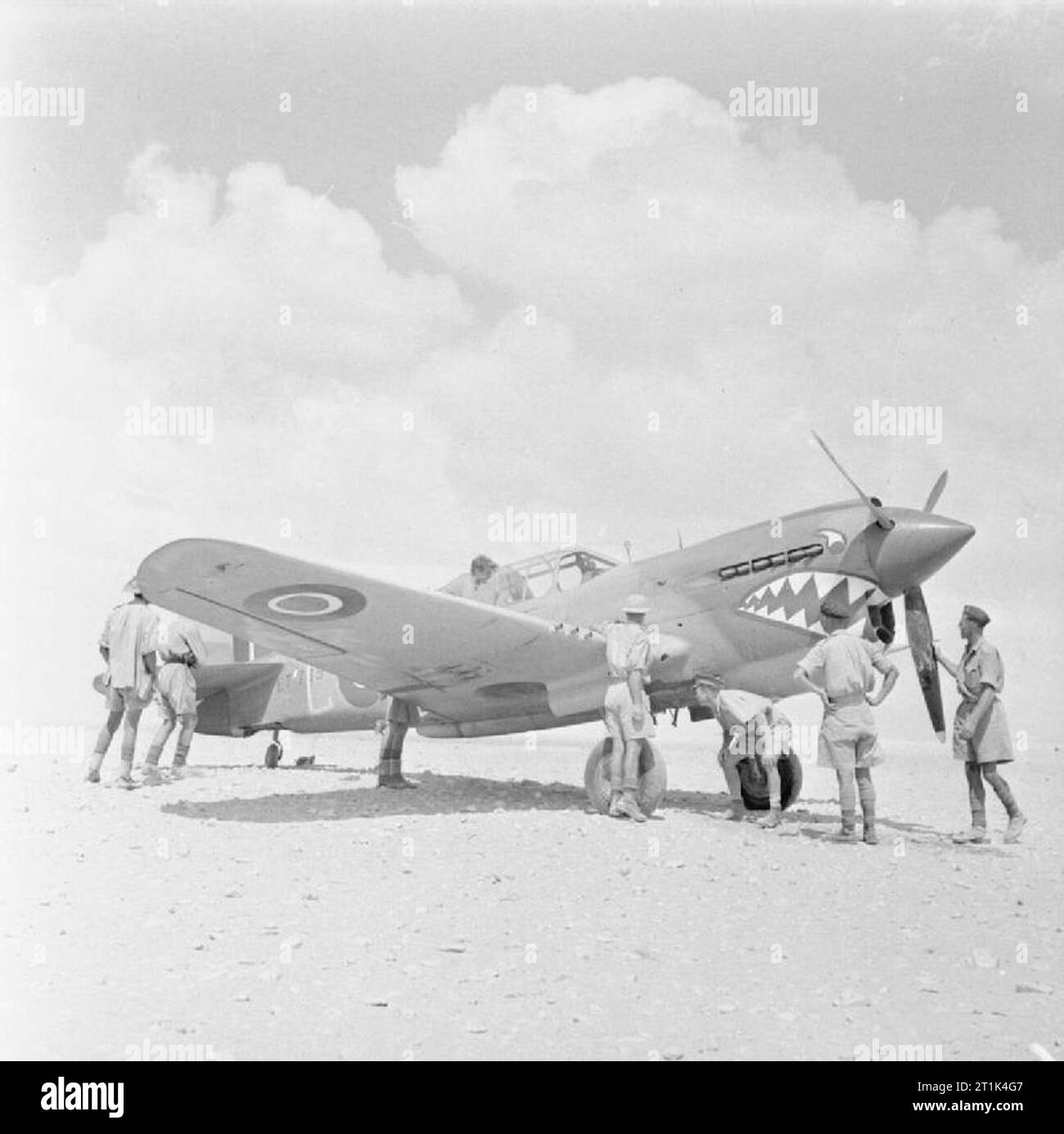 Royal Air Force operazioni in Medio Oriente e Nord Africa, 1939-1943 Kittyhawk Mark IA, ET789 GA-C, di n. 112 Squadrone RAF basato a LG 91, Egitto, quale forza-sbarcati a El Daba seguenti combattere con Messerschmitt Bf 109s. Foto Stock