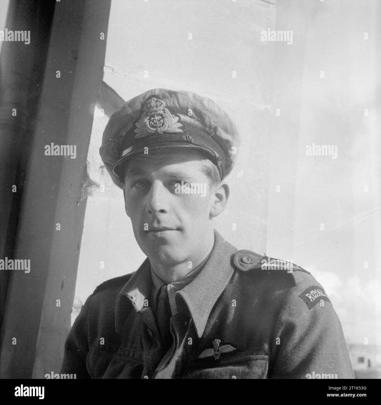 Con il Fleet Air Arm - Malta Gc. Sub Lieut (A) e un papa, RNVR, 22 di Napier NZ, era in precedenza presso la University College di Wellington, egli è stato con il Fleet Air Arm per 2 anni, è stato addestrato in Inghilterra, ha trascorso 6 mesi su comunicazioni di aria attorno al Medio Oriente ed è stato a Malta per 2 mesi. Foto Stock