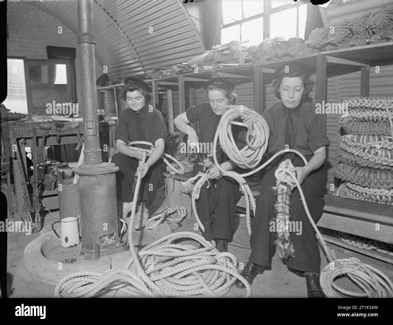 Le donne sulla Home Front 1939 - 1945 Donne del Royal Naval Service (WRNS): un Wren craftswoman lavorando in rigger in negozio a HMS TORMENTOR. Foto Stock