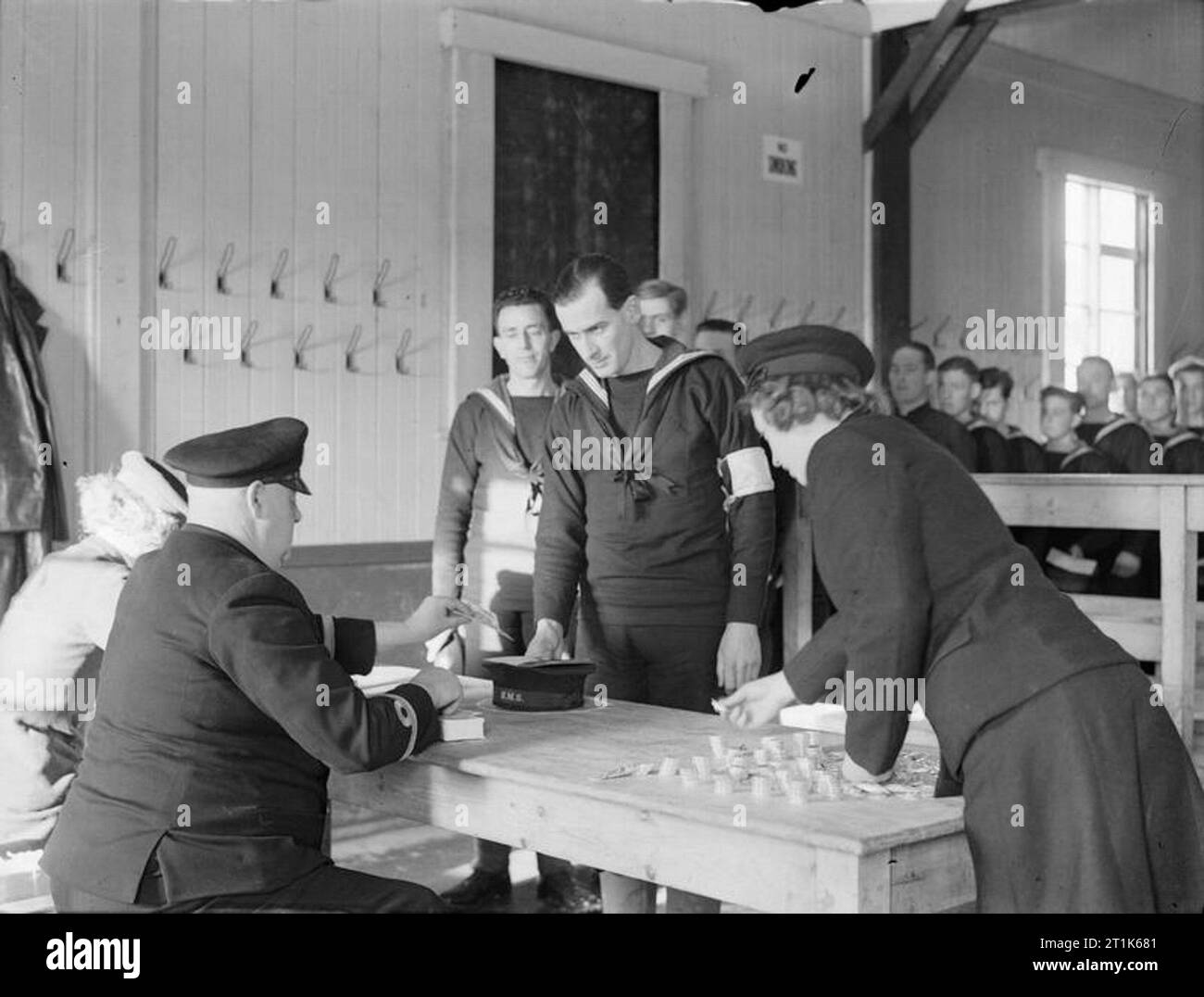 Le reclute navale di prendere i primi passi di marinaio. 12 gennaio 1943, Devonport, nuove reclute della Royal Navy sono inviati al dispositivo HMS Raleigh per la loro formazione iniziale. Nuove reclute disegno il loro primo naval pay. Foto Stock