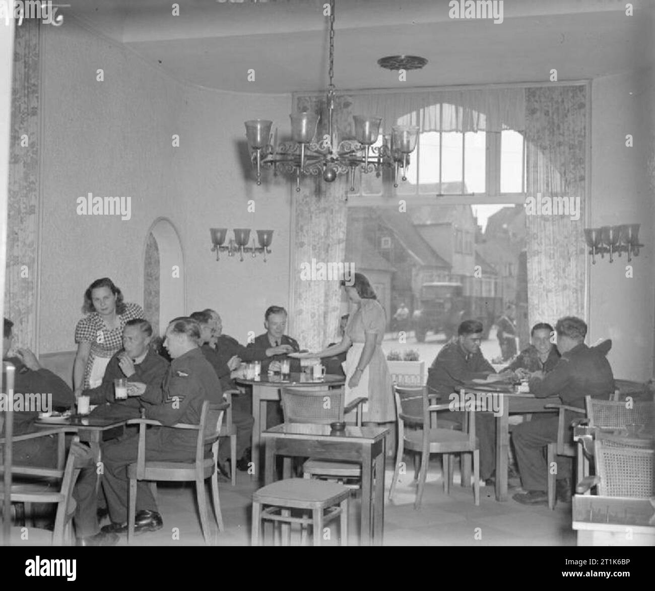 In Germania sotto occupazione alleata 1946-1946 aviatori e non sottufficiali (NCO) nella mensa della Royal Air Force Malcom Club in Lubeck.<---descrizione errata. È Malcom Club nell'ex Hotel Stadt Hamburg nella città Schleswig. Foto Stock