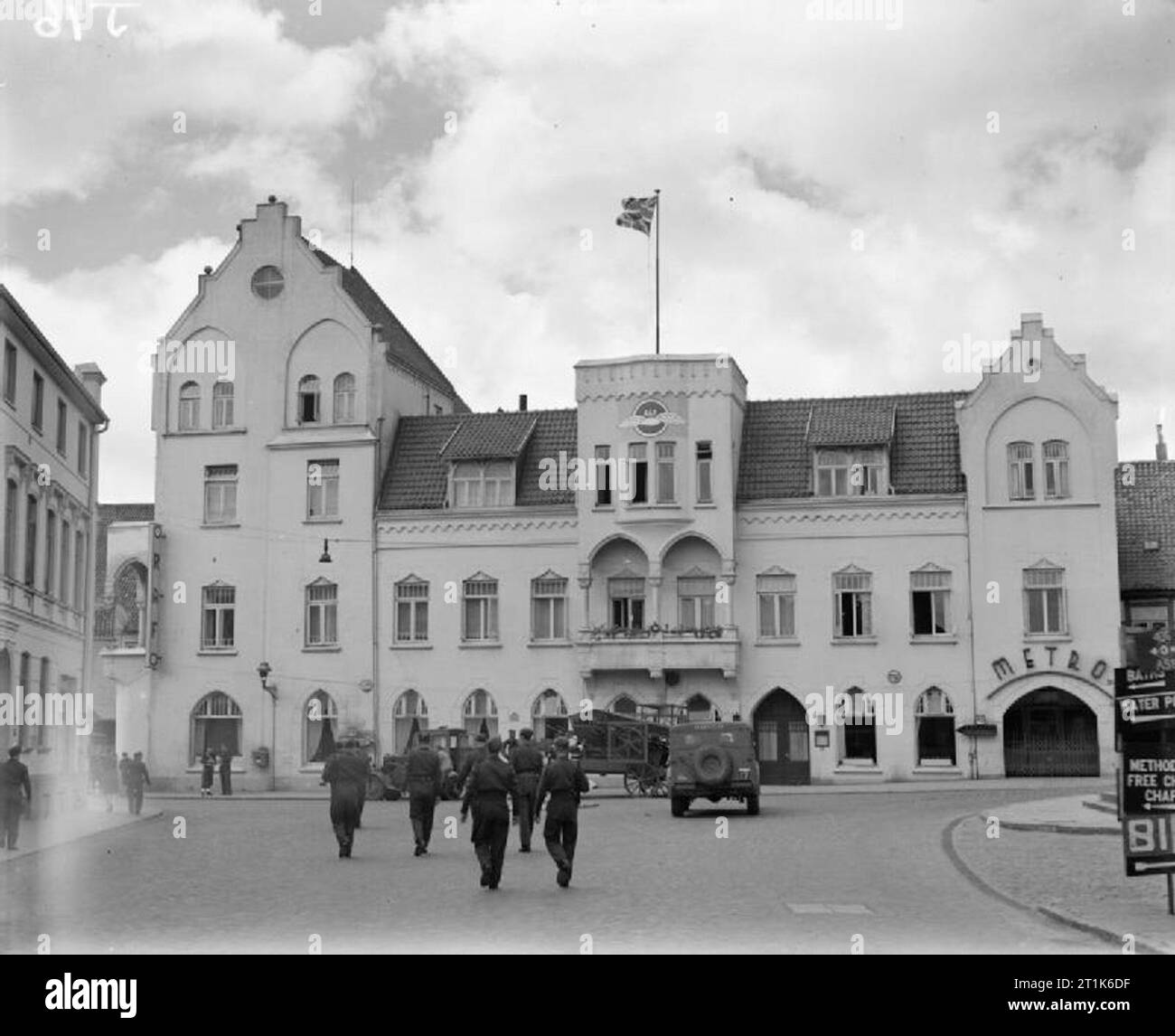In Germania sotto occupazione alleata l'esterno dell'edificio che ospita la Royal Air Force Malcom Club in Schleswig, ex Stadt Hamburg Hotel. Foto Stock