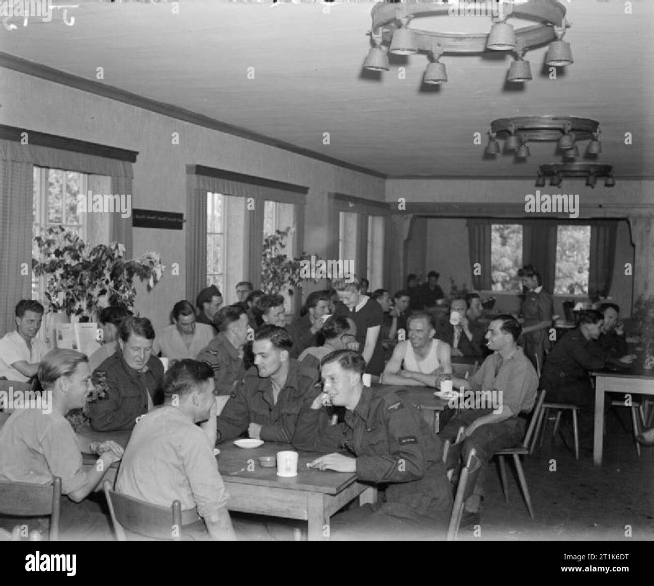 In Germania sotto occupazione alleata rilassante per il personale nella sala da tè della Royal Air Force Malcom Club in Schleswig, ex Stadt Hamburg Hotel. Foto Stock