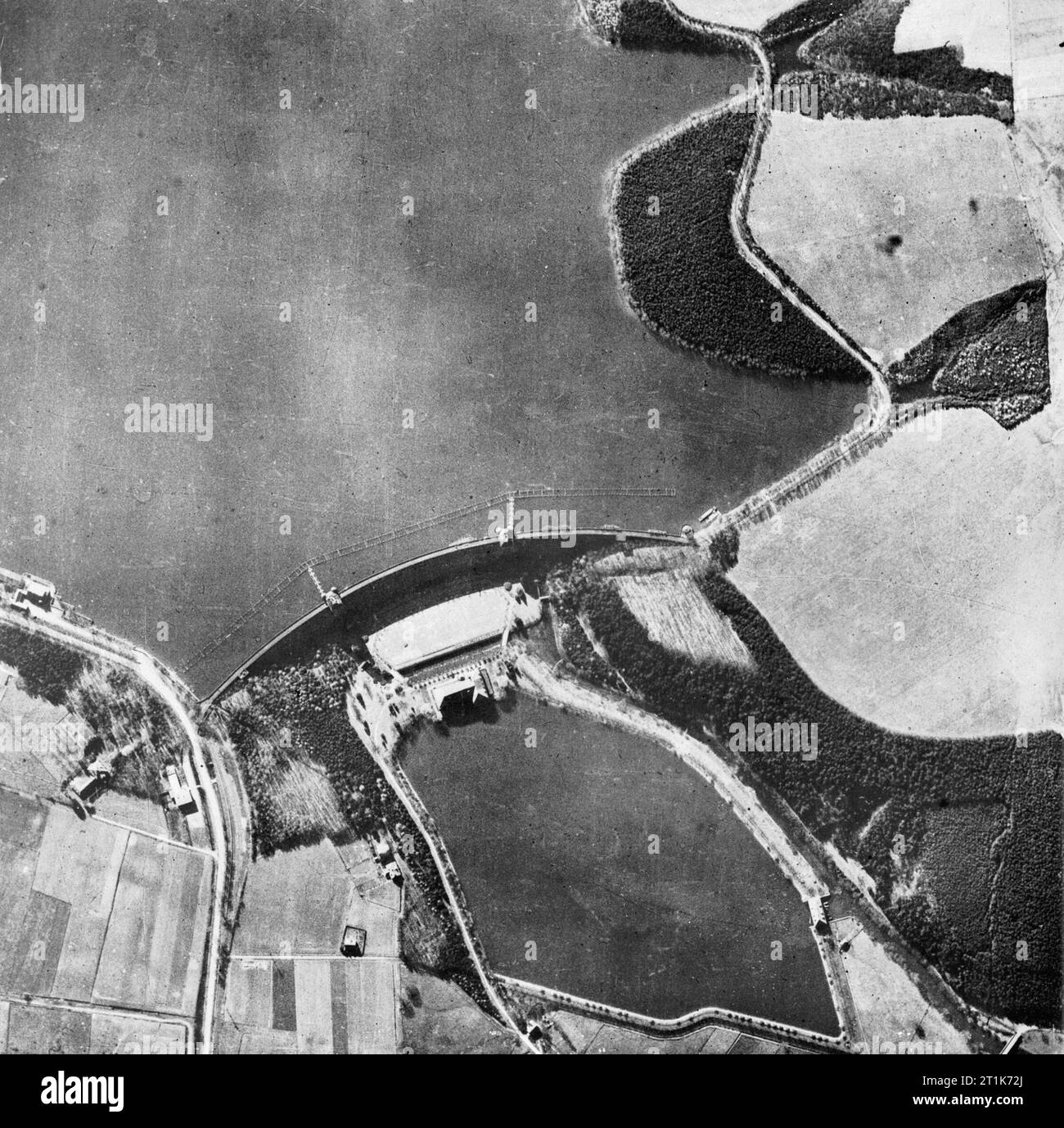 Operazione castise (RAID dei Dambusters) 16 - 17 maggio 1943 gli obiettivi: Una foto aerea (obliqua) di ricognizione della diga di Moehne prima del raid. Le dighe di Moehne e Sorpe forniva il 75%% dell'acqua per il complesso industriale della Valle della Ruhr. Foto Stock
