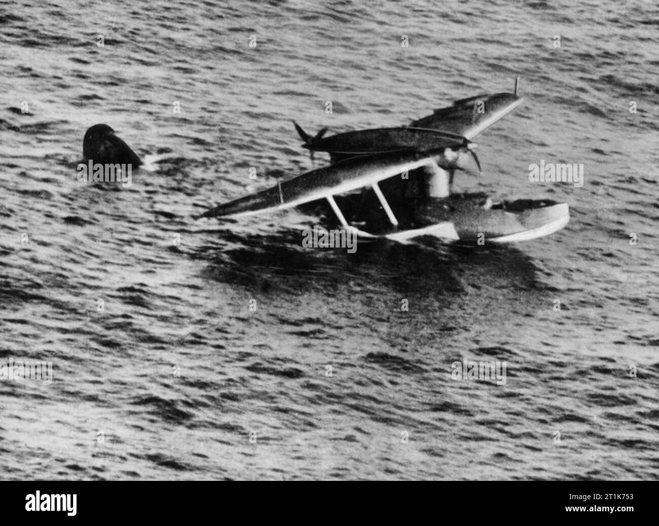 RAF Coastal Command 1939-45 uno di una sequenza di fotografie che mostrano un Dornier Do 18 che è stato attaccato e forzato verso il basso sopra il mare del Nord da un Hudson di comando costiero, 14 aprile 1940. Foto Stock