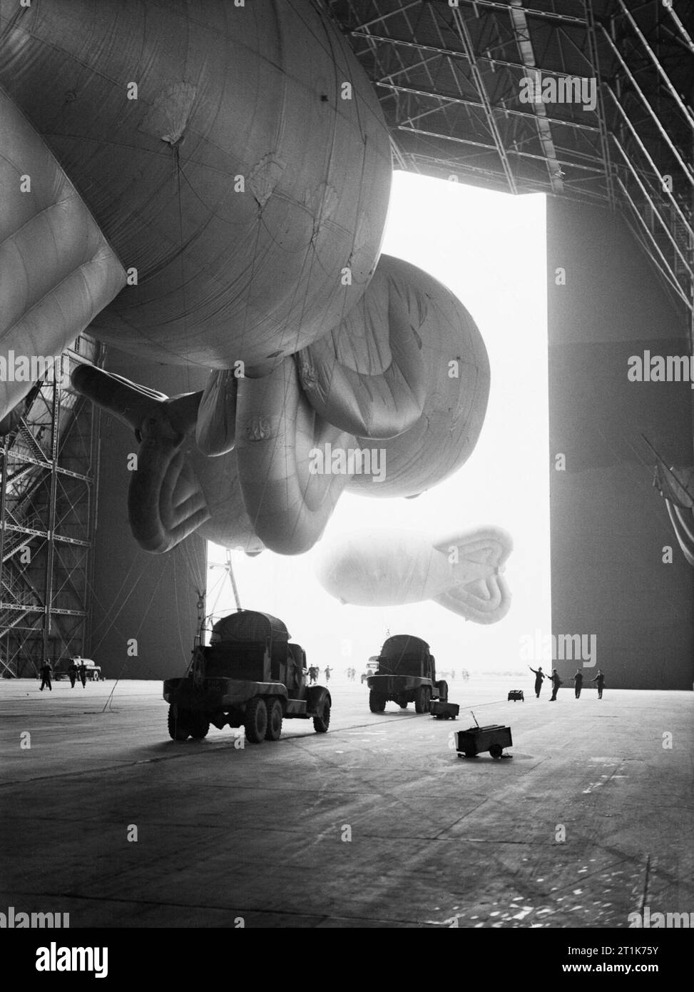 RAF kite palloncini sono andati di n. 1 dirigibile capannone a Cardington per la gestione pratica di n. 1 palloncino unità di formazione, ottobre 1940. Kite palloncini e i loro relativi argani a palloncino sono andati di n. 1 dirigibile capannone a Cardington, Bedfordshire, per la manipolazione di pratica da n. 1 palloncino unità di formazione. Foto Stock