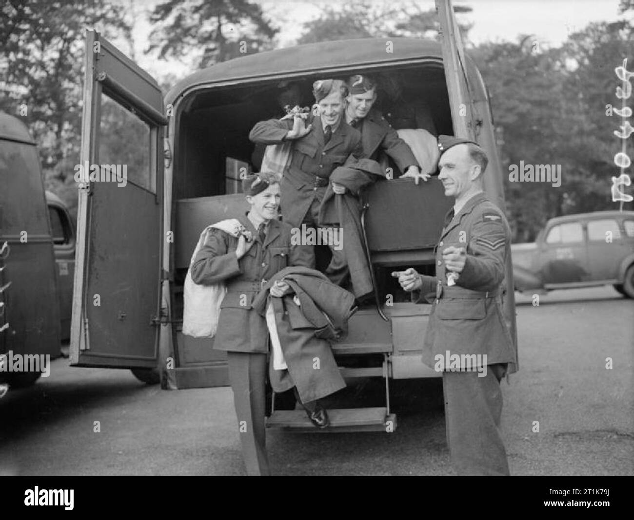 La prova della Royal Air Force smobilitazione regime. Equipaggi cadetti di formazione che volunteerd a prendere parte al programma di smobilitazione prove generali di arrivare presso la RAF Personale Centro di dispersione, Uxbridge. Foto Stock