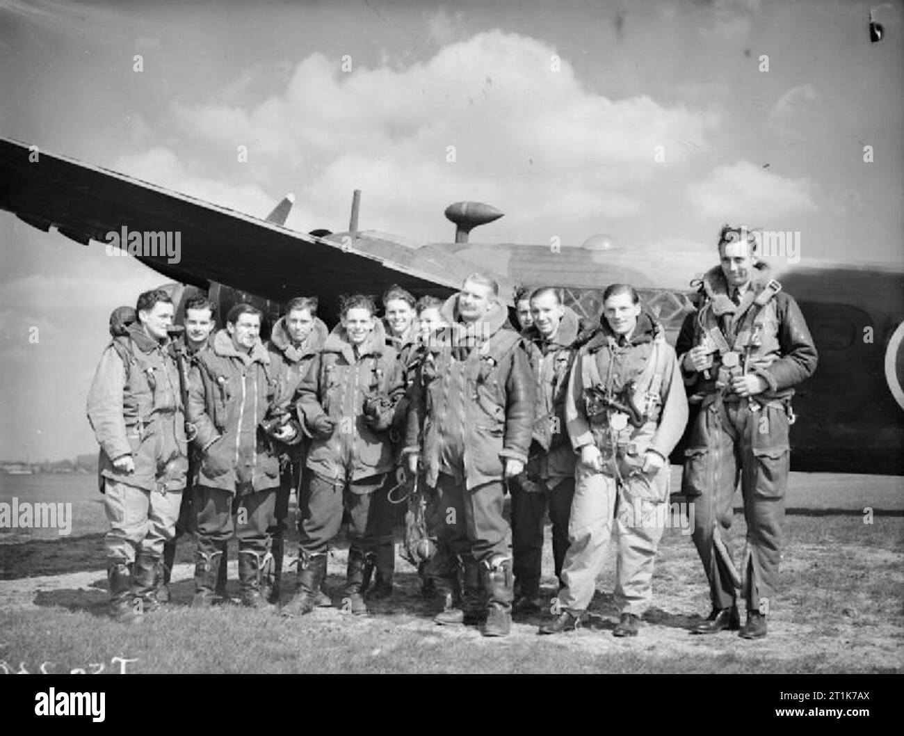 Royal Air Force 1939-1945- Comando Bombardieri Wellington equipaggio di n. 149 Squadrone a Mildenhall il 1 maggio 1941. La notte del 31 marzo - 1 aprile 1941, nel corso di un raid a Emden, un appositamente modificato Wellington volato da pilota ufficiale J H Franks (centro, con baffi) caduto uno dei due primi 4.000 lb ad alta capacità (HC) blast-bombe della guerra. Foto Stock