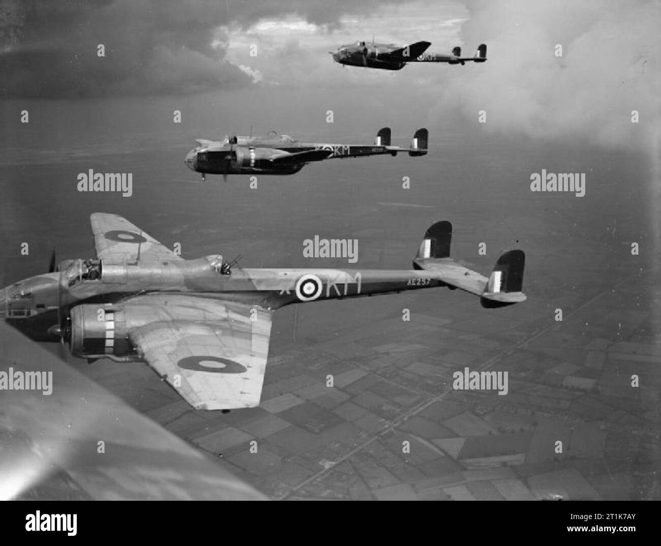 Royal Air Force 1939-1945- Comando Bombardieri Hampdens del n. 44 Squadron su una pratica in volo, settembre 1941. Primo piano Aereo, AE257, è stato perso su una operazione di Bremen il 21-22 ottobre. Foto Stock