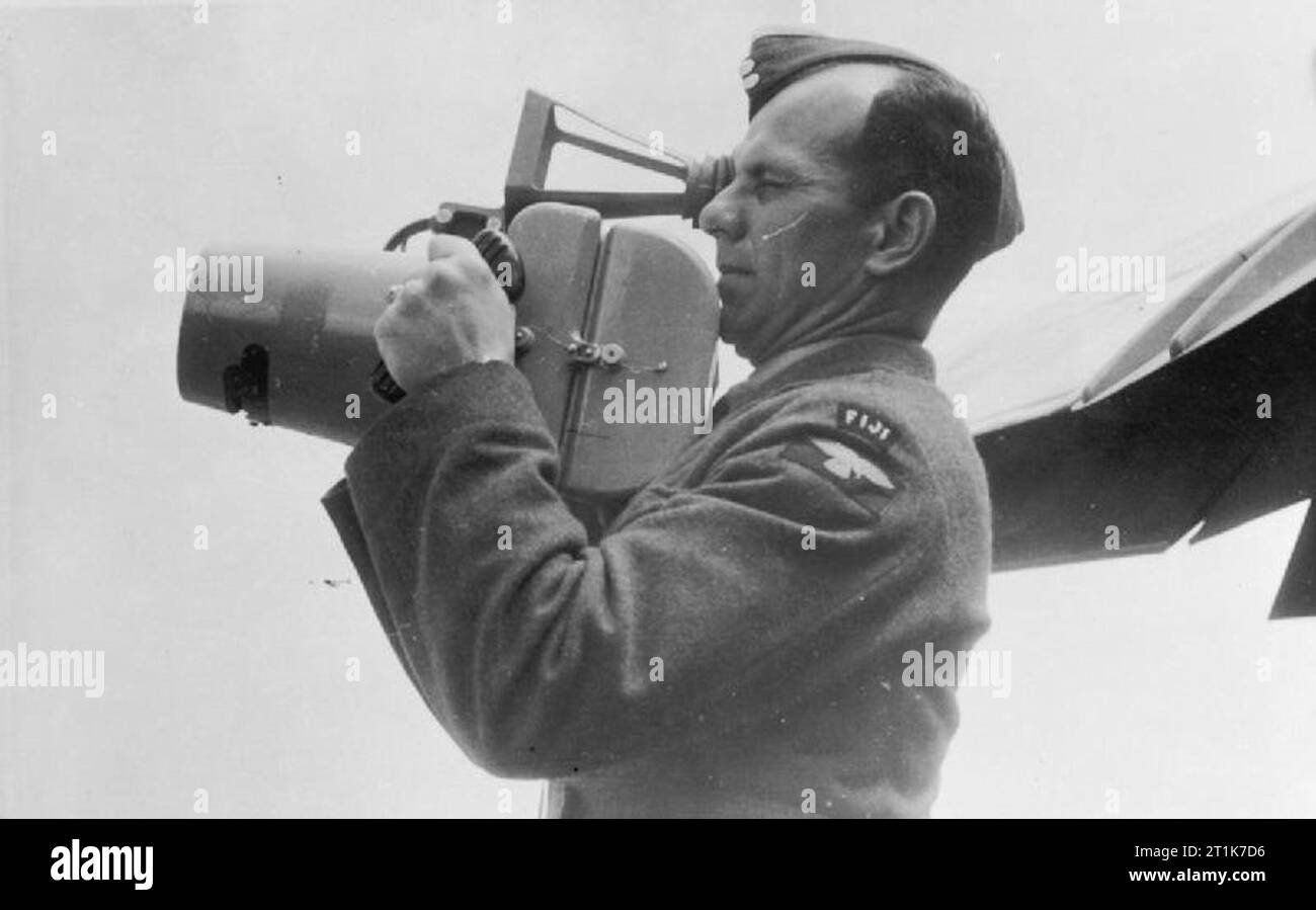 La fotografia aerea durante la Seconda Guerra Mondiale un hand-held F24 telecamera antenna. La F24 è stato prodotto per la prima volta dal Regio Istituto di aeromobili nel 1925 ed è stata utilizzata dalla Royal Air Force per il giorno e la notte la fotografia aerea fino al 1955. Essa è stata molto affidabile anche se mancava il alta definizione della F8 e la telecamera è stata perciò di uso limitato per la mappatura dei militari. La F24 potrebbe essere alloggiato all'interno della maggior parte dei tipi di aeromobili e consisteva di un magazzino, il corpo della fotocamera, otturatore cambio e cono di lente, che sono state tutte intercambiabili. Esso aveva un otturatore sul piano focale con velocità che vanno da 1/40 a 1/120 s Foto Stock