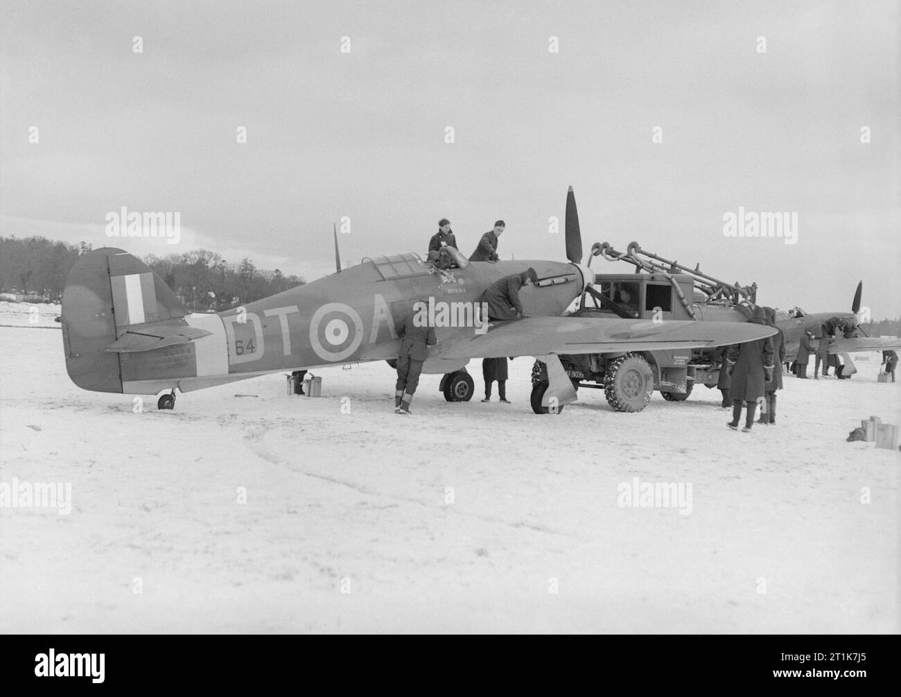 Royal Air Force 1939-1945- Comando caccia Hurricane Mk I del Squadron Leader Robert Stanford Tuck comandando n. 257 Squadrone, rifornimento a Coltishall, all'inizio di gennaio 1941. Foto Stock