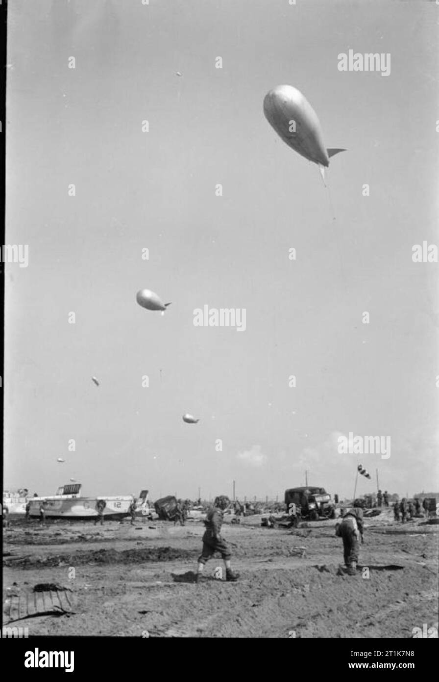 Royal Air Force comando a palloncino, 1939-1945. Funzionamento Nettuno: l'aereo e navale in fase di assalto di Overlord. Un basso-battenti palloncino protettivo barrage presidiata da RAF squadre palloncino vola su 'king' Beach, settore d'oro, nel pomeriggio di 'D-giorno". Foto Stock