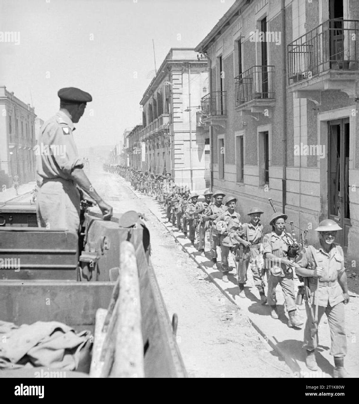 Lo sbarco degli alleati in Italia, Settembre 1943- Reggio, Taranto e Salerno personalità: il comandante della Ottava Armata, il tenente generale Sir Bernard Montgomery, orologi truppe come essi passano attraverso le strade di Reggio. Foto Stock