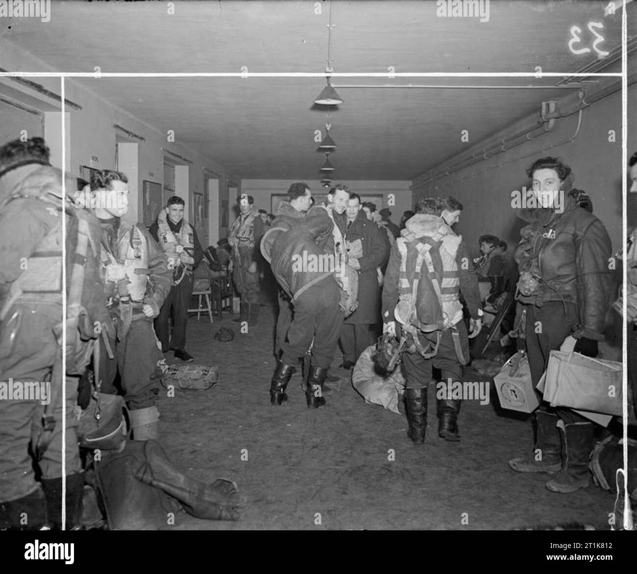 Royal Air Force Bomber Command, 1941-1945. Personale di volo di n. 57 Squadron RAF preparando per una notte di raid in Germania nella loro sala equipaggio a Scampton, Lincolnshire. Foto Stock