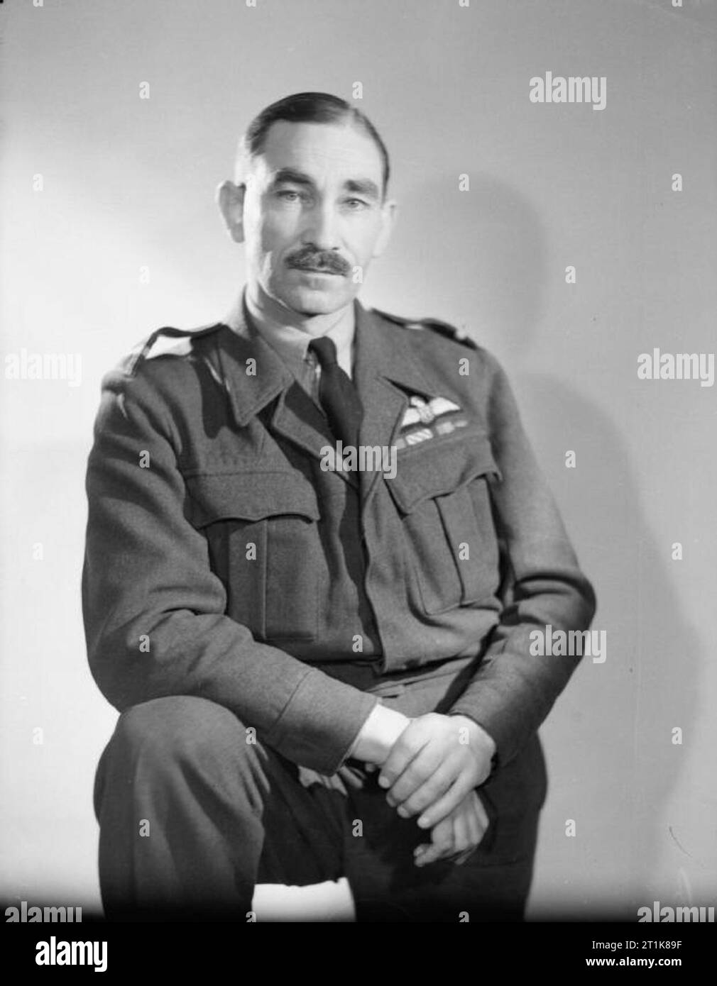 Royal Air Force Bomber Command, 1942-1945. A mezza lunghezza Ritratto di Air Vice Marshal J R Whitley, aria comandante n. 43 Base. Egli divenne AOC di n. 4 gruppo il 12 febbraio 1945 e l'ultimo comandante di n. 8 (forza di Pathfinder) Gruppo il 21 maggio 1945. Fotografia scattata a Leconfield, Yorkshire. Foto Stock