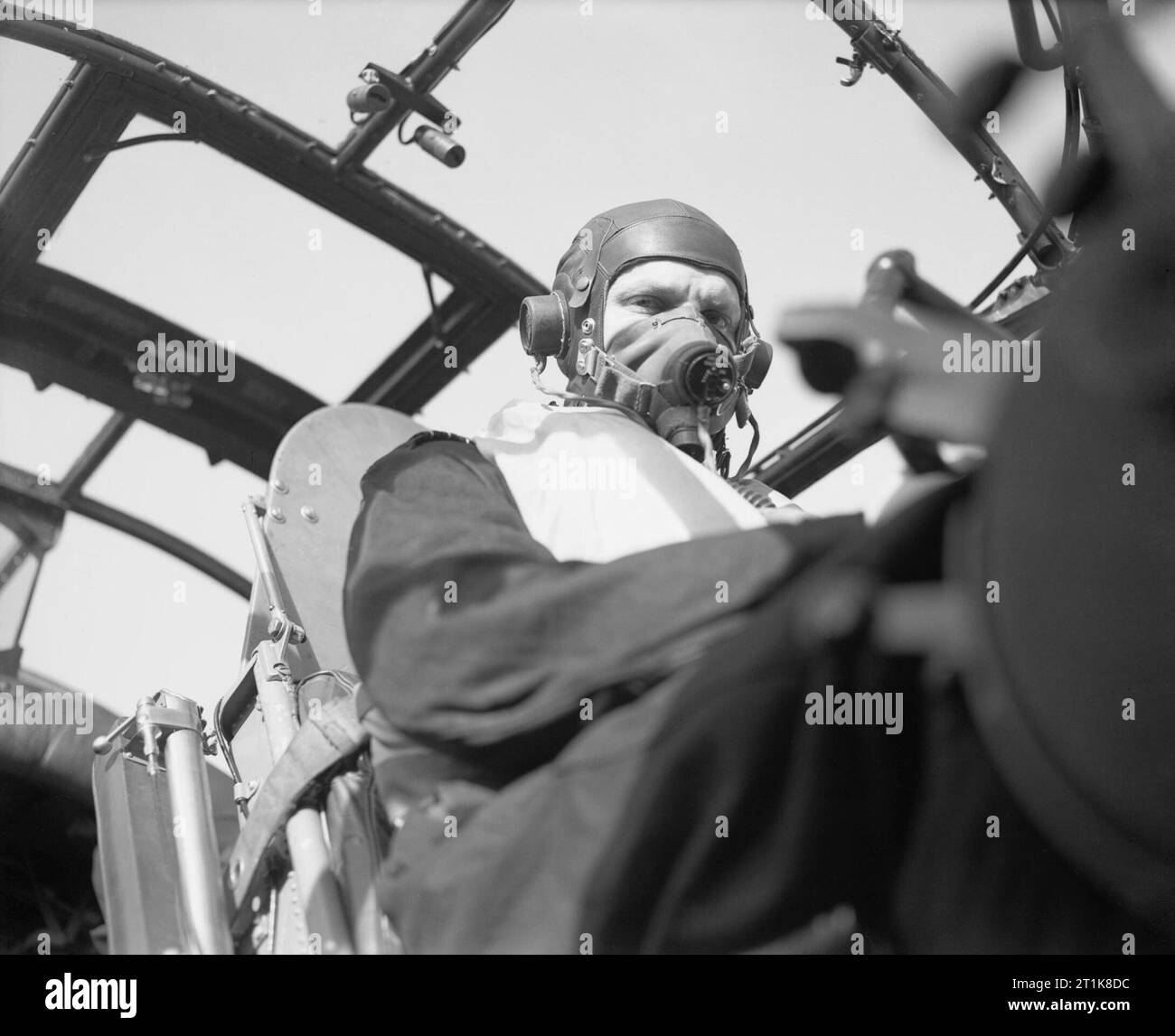 Royal Air Force Bomber Command, 1942-1945. Il pilota di un Avro Lancaster di n. 103 Squadrone RAF basato a Elsham Wolds, Lincolnshire, indossando la sua maschera di ossigeno durante il volo degli aeromobili in alta quota. Foto Stock