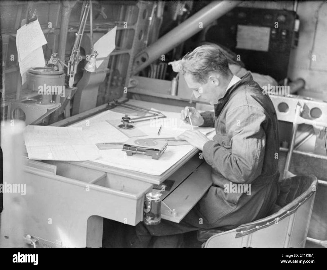 Royal Air Force Coastal Command, 1939-1945. Il navigatore di una breve Sunderland Mark mi di n. 10 Squadron RAAF, tenute un cambiamento di corso presso la sua posizione durante un volo. Foto Stock