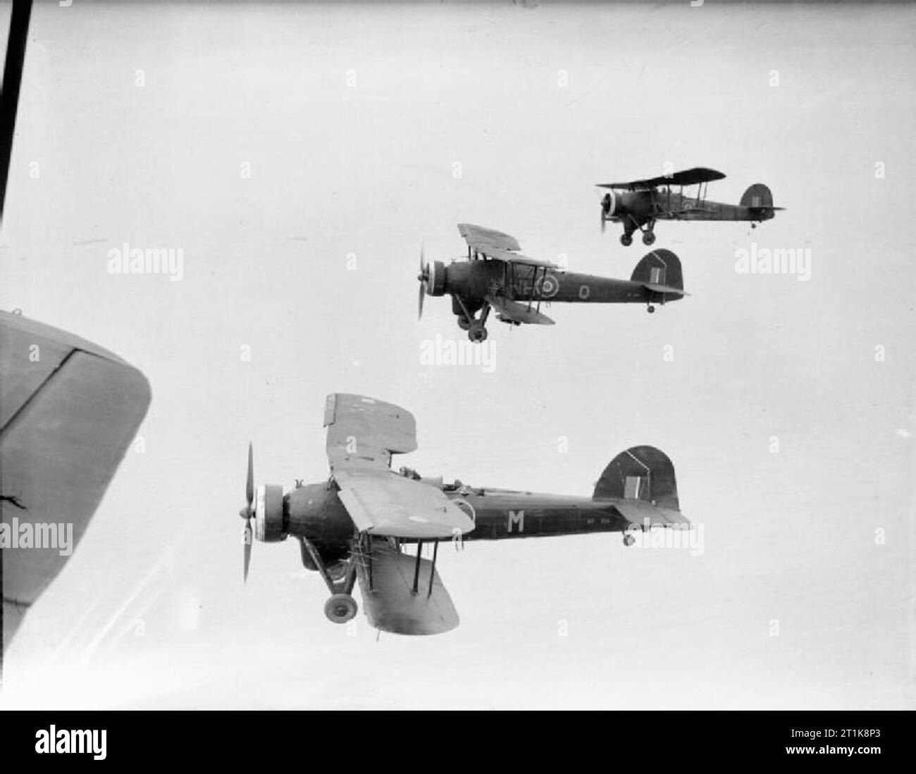 Royal Air Force Coastal Command, 1939-1945. Tre Fairey Swordfish Mark IIIs (NF374 'NH-M', NF343 'NH-Q' e 'NH-L') di n. 119 Squadrone RAF, basato su B58/Knokke le Zoute, Belgio, battenti in sciolto a dritta a scacchiera sopra il mare del Nord. Foto Stock