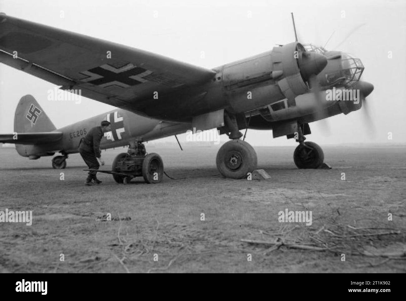 Royal Air Force Fighter Command, 1939-1945. Junkers Ju 88A-4, EE205, di n. 1426 (Aereo nemico Circus) Volo è iniziato fino a Collyweston, Northamptonshire. Originariamente 4D-dl di 3/KG30, l'aereo è atterrato per errore al Broadfield giù airfield (Lulsgate Bottom), vicino a Bristol, dopo una notte di raid su Birkenhead sul 23/24 luglio 1941. È stato preso in carica dal Regio Istituto di aeromobili e, dopo le prove tattiche con l'aria combattimento unità di sviluppo, era volato a n. 1426 Volo, poi a Duxford, il 28 agosto 1942. Nel 1945 EE205 è stata trasferita al nemico volo aereo della centrale F Foto Stock