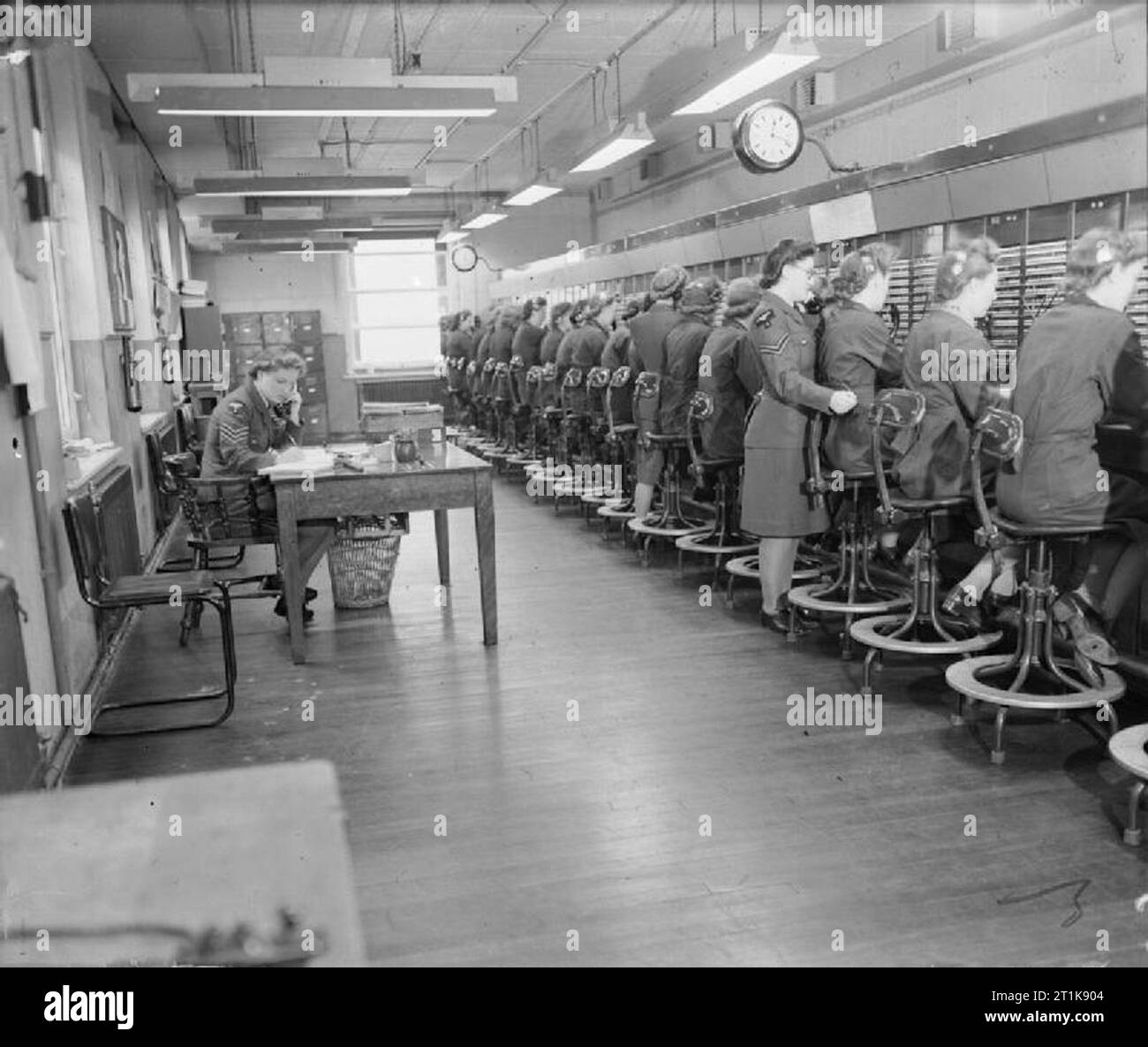 Royal Air Force Fighter Command, 1939-1945. WAAFs opera il servizio di centralino telefonico nei segnali center presso la sede centrale n. 60 (segnali) Gruppo, Leighton Buzzard, Bedfordshire. Foto Stock