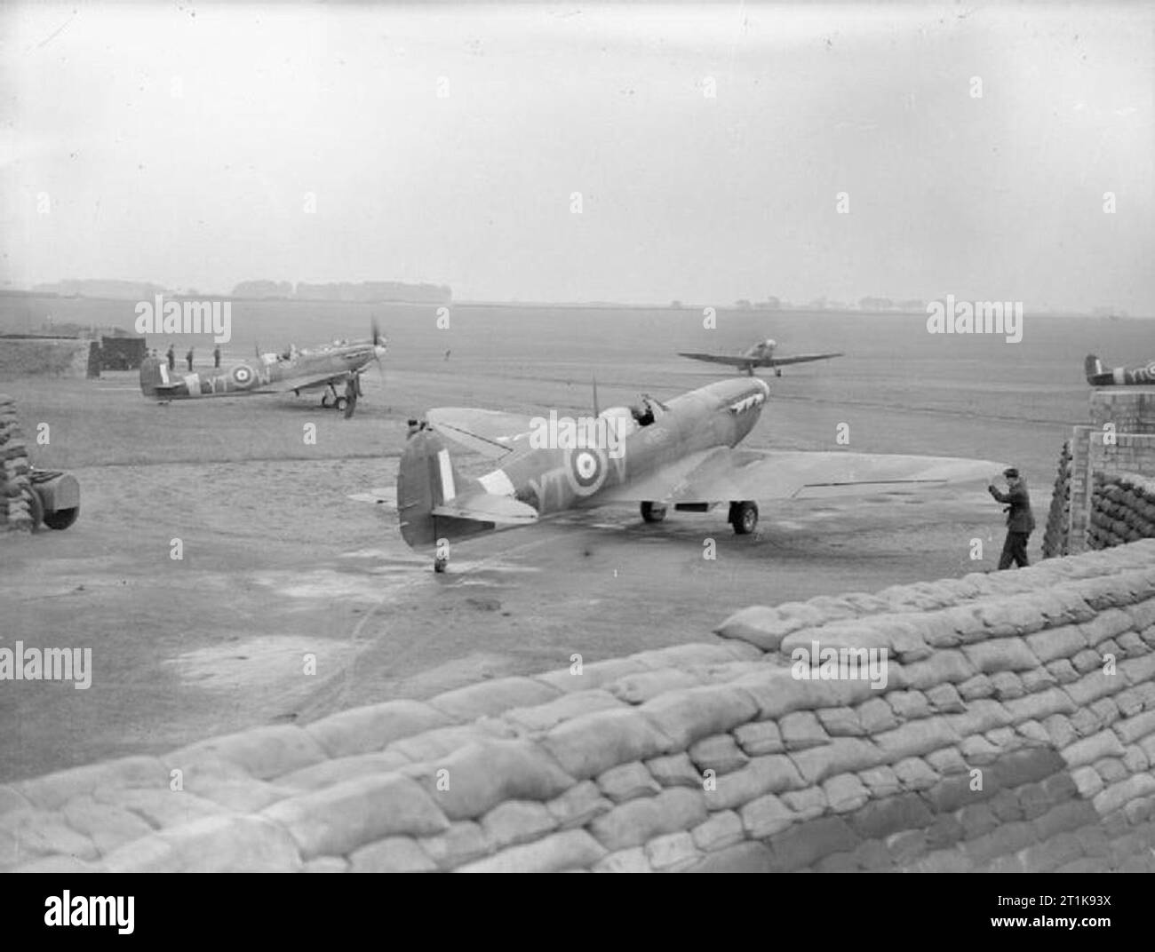 Royal Air Force Fighter Command, 1939-1945. Un volo di Supermarine Spitfire Mark iisa di n. 65 Squadron RAF muoversi al di fuori della loro dispersione a Kirton in Lindsey, Lincolnshire, per decollare. Foto Stock