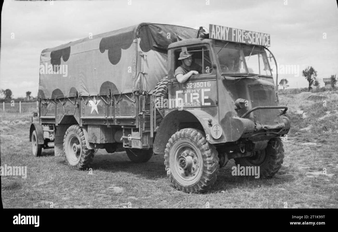 L'Esercito britannico servizio antincendio in Normandia, 1944 a Bedford QL 3 ton carrello, una delle offerte di 104 per la lotta antincendio Company (Esercito servizio antincendio), di stanza a Caen. Le funzioni dell'esercito Vigili del fuoco sono stati per proteggere il materiale dell'esercito, billette, caserme e discariche di munizioni in caso di incendio. I beni civili liberati in città e villaggi vennero anche sotto la cura dell'esercito servizio antincendio. Foto Stock