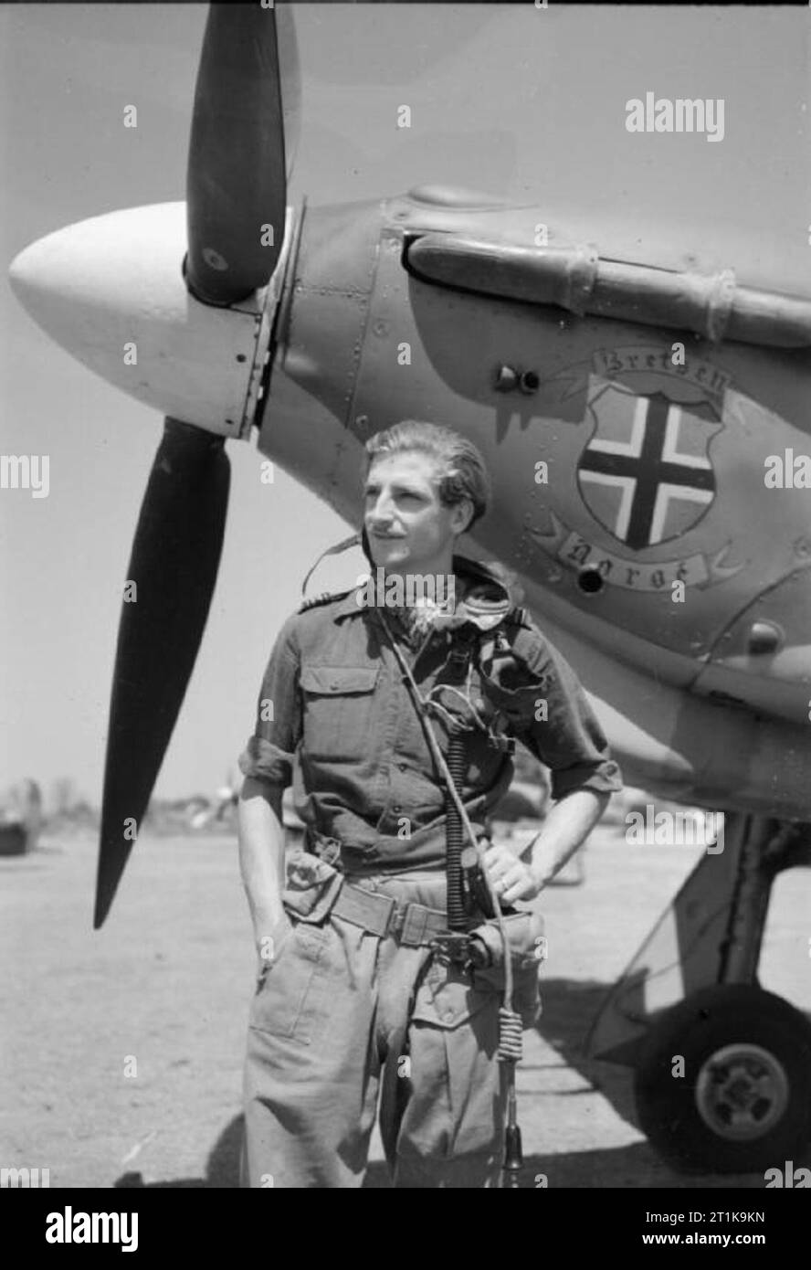 Royal Air Force operazioni in Estremo Oriente, 1941-1945 Squadron Leader G un maggiordomo, di grimsby, lincolnshire, Comandante della n. 11 Squadron RAF, si distingue per il naso del suo Hawker Hurricane Mark IIC a Sinthe, Birmania. Nota il maggiordomo personale di insegne sul naso del velivolo. Foto Stock