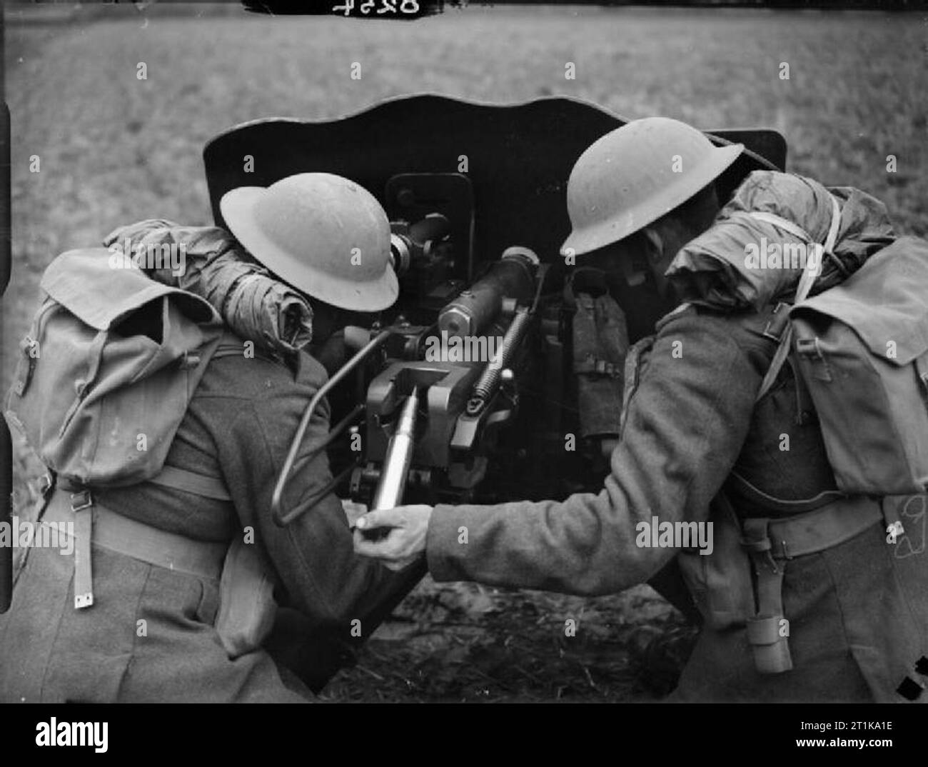 L'esercito britannico in Francia 1939 uomini del 2° Royal Inniskilling Fusiliers training su un francese 25mm SA 34 anti-pistola serbatoio, 4 novembre 1939. Foto Stock