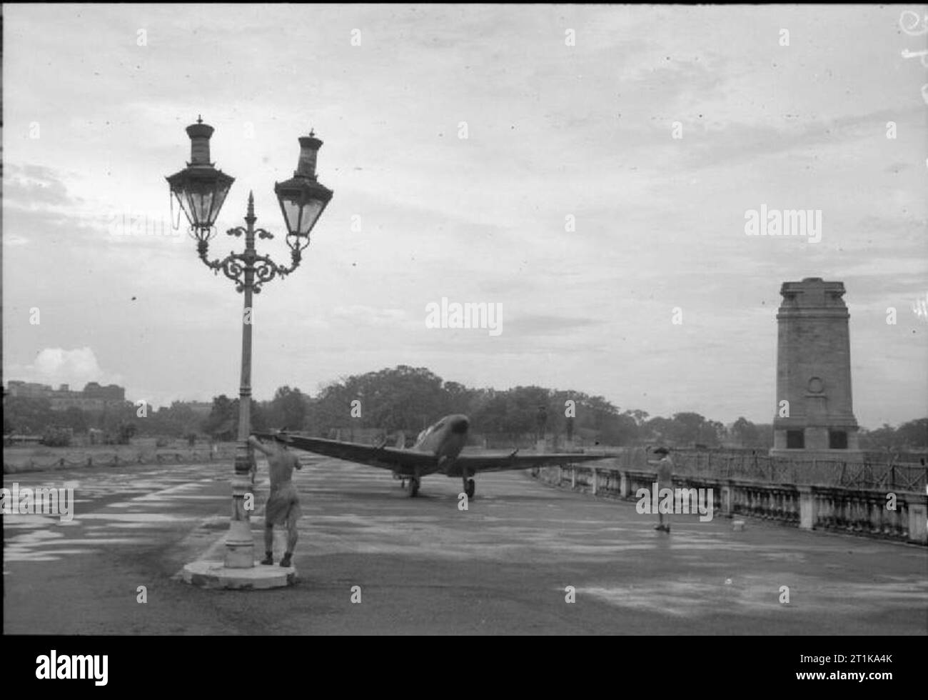 Royal Air Force operazioni in Estremo Oriente, 1941-1945. Un Supermarine Spitfire Mark VIII taxi fino alla fine della strada rosso pista di atterraggio per aerei (contrassegnato dalla lampada post) in Calcutta, India, per il decollo. Foto Stock