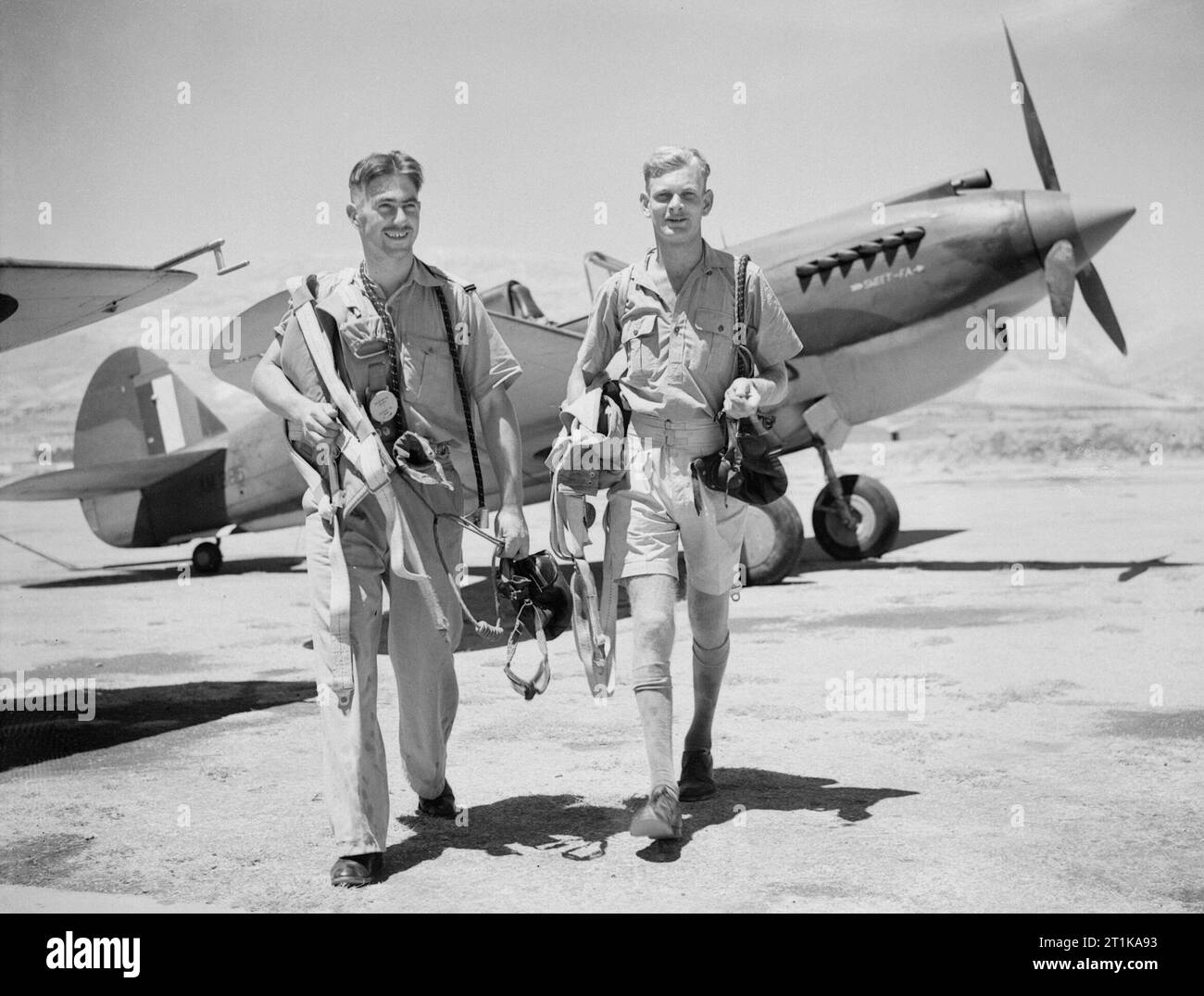 Royal Air Force operazioni in Medio Oriente e Nord Africa, 1939-1943. Ufficiale di volo P St.G B Turnbull e ufficiale di volo J H W Saunders di n. 3 Squadron RAAF a piedi da uno dei lo squadrone di Curtiss Tomahawk Mark IIBs a Rosh Pinna, Palestina. Foto Stock